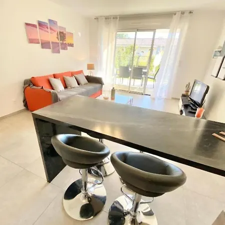 Beautiful For 5 With Swimming Pool