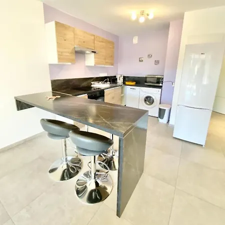 Beautiful For 5 With Swimming Pool شقة *