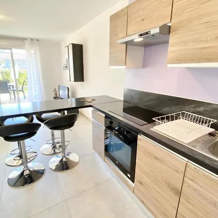 Beautiful For 5 With Swimming Pool *